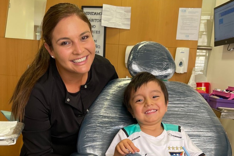 Enseñamos a evitar las caries.